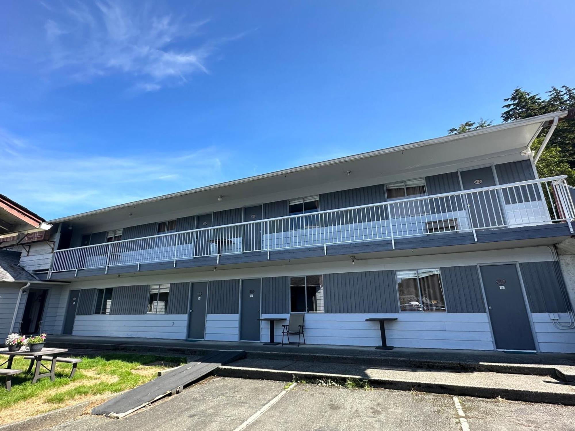 Island West Resort-Motel Юклулет Екстер'єр фото