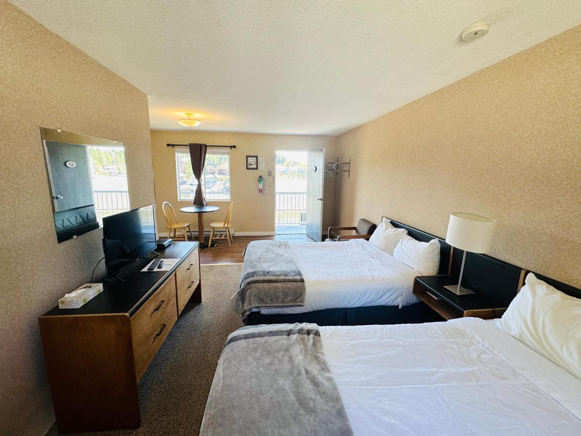 Island West Resort-Motel Юклулет Екстер'єр фото