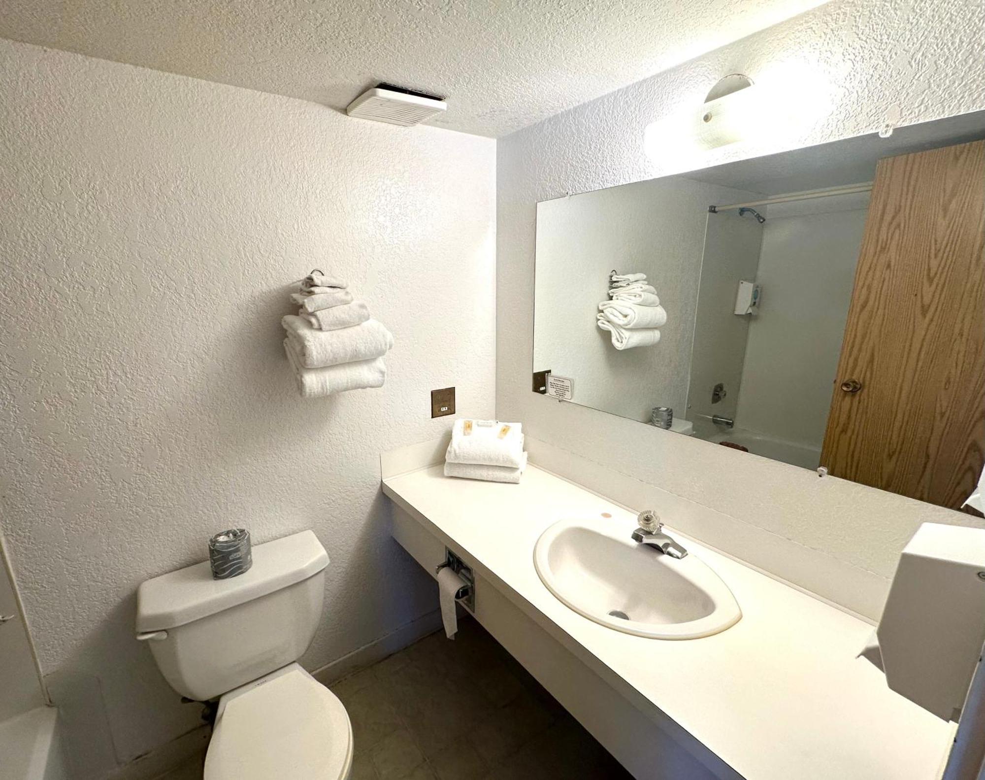 Island West Resort-Motel Юклулет Номер фото