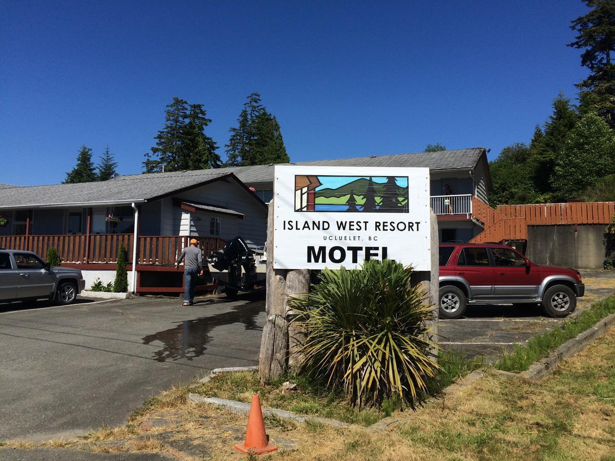 Island West Resort-Motel Юклулет Екстер'єр фото